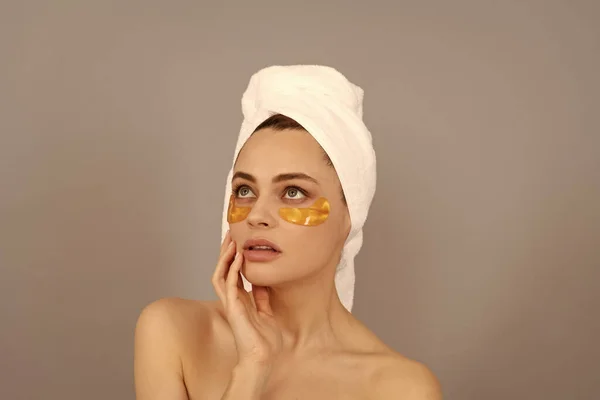 Młoda Kobieta Ręcznikiem Frotte Używać Twarzy Złote Oko Przepaski Skórę — Zdjęcie stockowe