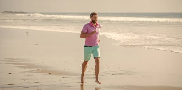 Actividad Entrenamiento Matutino Hombre Sano Corriendo Playa Verano Enérgico Corredor —  Fotos de Stock