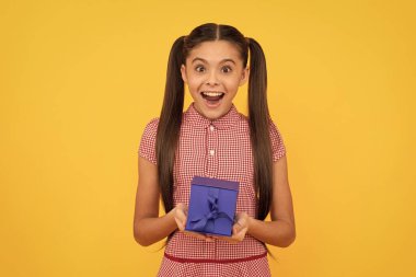 Ona sürpriz yapacağım. Sevgililer Günü. Boks günü. Kadınlar için alışveriş ve indirim günü hediyesi. Elinde hediye kutusu tutan genç bir kız. Çocuk tatil için hazırlanıyor. Hediye kutusu olan hayret verici bir çocuk. Mutlu yıllar..