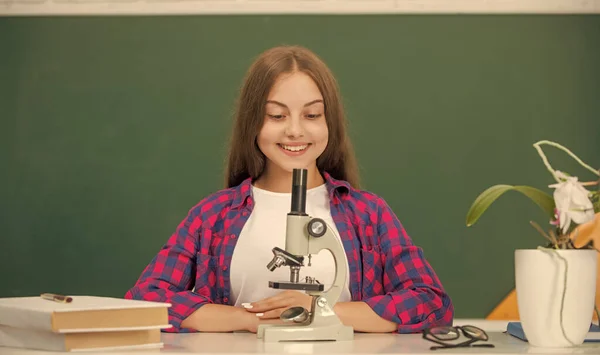 Mikroskop Kullanan Mutlu Bir Genç Kız Okula Dönüyorum Biyoloji Kimya — Stok fotoğraf