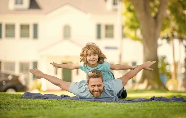 Glad Father Son Relax Together Green Park Grass Parenting — 스톡 사진