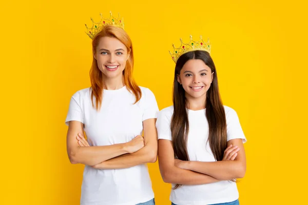 Happy Woman Mother Daughter Child Wearing Crowns Happy Loving Family — 스톡 사진