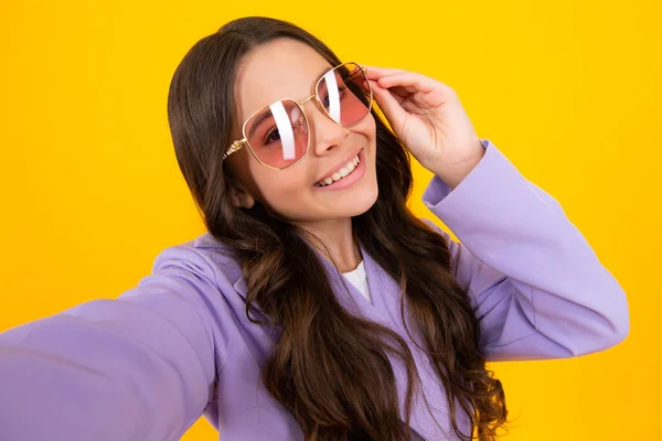 Teenager Lifestyle Beautiful Ateenager Child Girl Moder Suit Making Selfie — Φωτογραφία Αρχείου