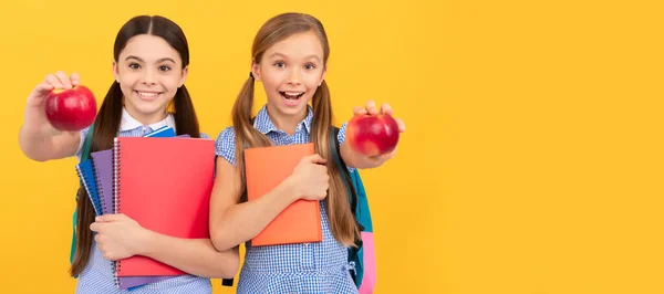 Шкільні Дівчата Друзі Щасливі Дівчата Підлітки Книжками Показують Яблука Портрет — стокове фото