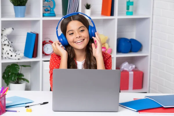 Young School Girl Student Wireless Headphones Sitting Table Using Laptop — Φωτογραφία Αρχείου