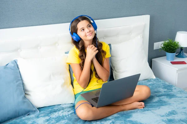 Child Headphones Relax Bed Home Using Laptop Child Earphones Browse — Foto de Stock
