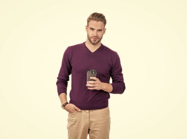 Gurme kahve yaşam tarzının tadını çıkar. Yakışıklı adam, kullan-at bardağı tut. Sağlıklı bir yaşam tarzı. Kahve tüketimi alışkanlığı. Sabahları lezzet ve aromayla doldur..