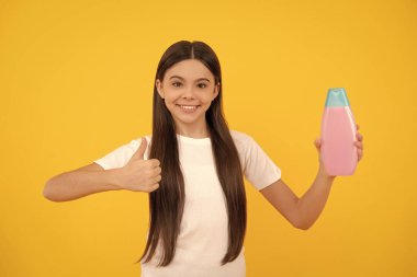 Günlük alışkanlıklar ve kişisel bakım. Vücut bakımı kozmetik. Başparmağını kaldır. Neşeli kız şampuanı tut. Gençler için kozmetik ürünler sunuyorum. Çocuk duş jeli kullanıyor. Kuaförde uzun saçlar şampuanlıyordum..