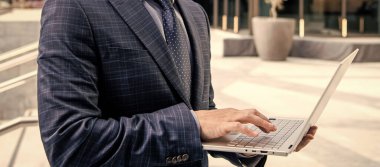 İş başarısı. Programcı bilgisayar kullansın. Girişimci ya da yönetici. Çevik iş. Profesyonel ağ yöneticisi bilgisayarı tutuyor. Modern kablosuz bilgisayarı olan patron. Çevrimiçi çalışan işadamı