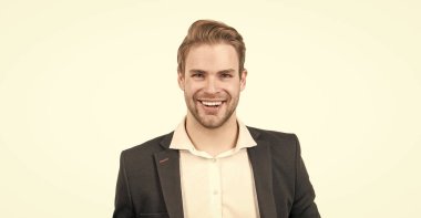 Kendini üstün sonuçlara adamış. Mutlu adam yüzü beyazda soyutlanmış. Profesyonel bir adamın portresi. İş adamı resmi kıyafetler içinde gülümser. Gülümseyen müdür.