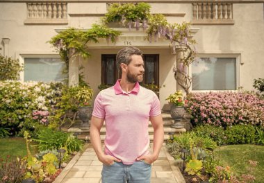 Olgun sakallı adam emlakçı ev satıyor ya da kiralıyor, ev alıyor..