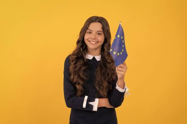 Mutlu çocuk Avrupa Birliği bayrağını taşıyor Sarı arka plan, Avrupa Birliği.