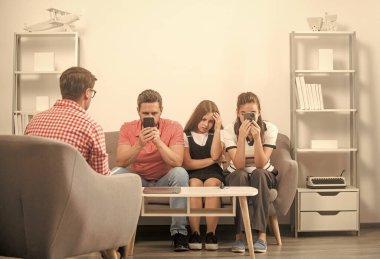 Telefon bağımlısı bir çocuk, anne ve babası psikolog problemleri çözüyor..