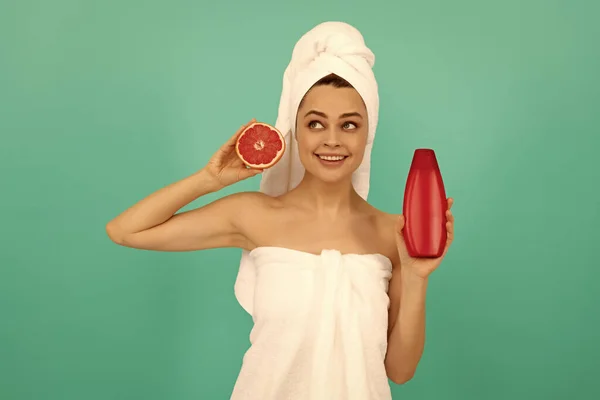 Gelukkig Meisje Handdoek Met Grapefruit Shampoo Fles Blauwe Achtergrond — Stockfoto
