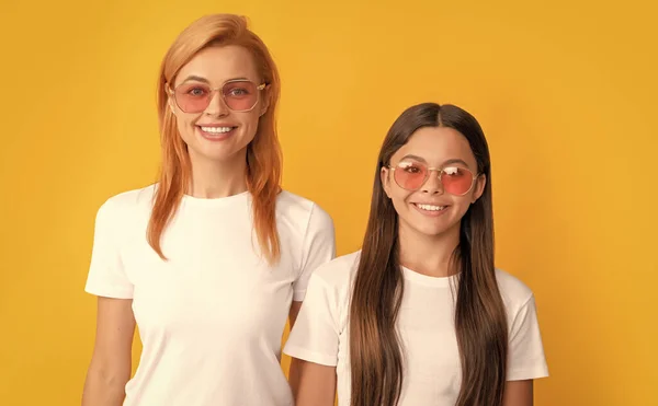 아이와 선글라스를 엄마와 아름다움 안경쓴 소녀들 아이와 엄마의 긍정적 감정을 — 스톡 사진