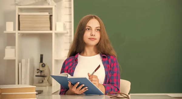 Smart Teen Mädchen Bereit Studieren Kinder Machen Hausaufgaben Mit Buch — Stockfoto