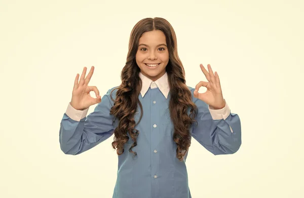 Criança Feliz Cabelo Encaracolado Longo Isolado Show Branco Gesto Pele — Fotografia de Stock