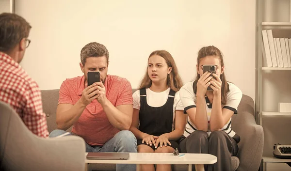 Phone Addicted Father Mother Child Family Psychologist Addiction — Stockfoto