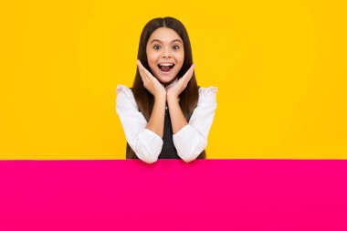 Genç kız bilgilendirme için boş bir yer tutuyor. Reklam ve satış. Piyasalar ve dükkanlar satış konsepti, fotokopi alanı için boş tahta. Heyecanlı bir yüz, neşeli genç bir kız.