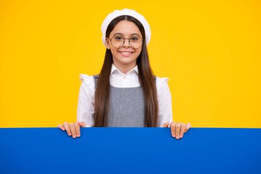 Genç kız bilgilendirme için boş bir yer tutuyor. Reklam ve satış. Piyasalar ve dükkanlar satış konsepti, fotokopi alanı için boş tahta. Mutlu yüz, pozitif ve gülümseyen genç kız duyguları