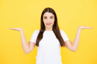 Kadın fotokopi alanını işaret ediyor, kopyalama alanını gösteriyor. Promosyon, reklam içerikli jest gösteren kız, elle tavsiye edilen ürünü işaret ediyor. İzole edilmiş arkaplan