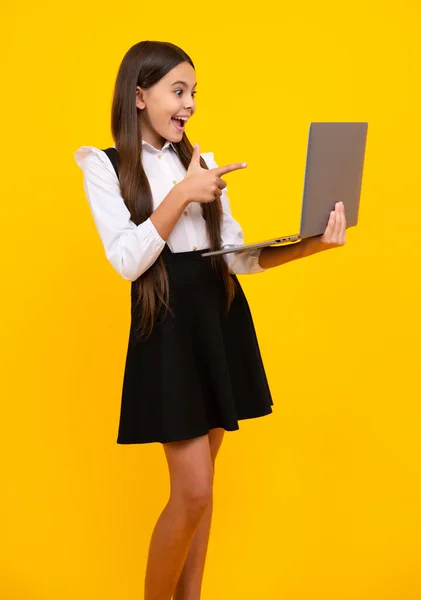 Νεαρή Μαθήτρια Σπουδάζει Φορητό Υπολογιστή Έννοια Της Ηλεκτρονικής Μάθησης — Φωτογραφία Αρχείου