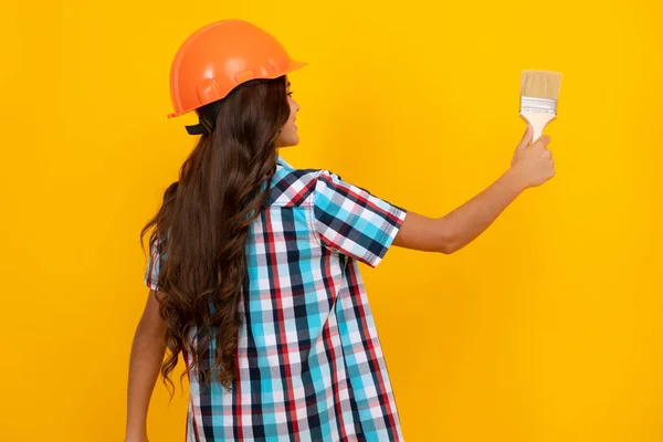 Renovering Barnrum Liten Flicka Skyddande Hjälm Och Måla Pensel För — Stockfoto