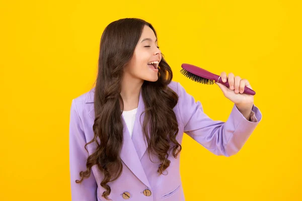 Excited Fun Teenager Girl Singing Comb Child Girl Brush Combing — Stockfoto