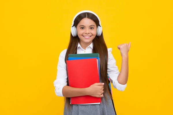 Μια Έφηβη Μαθήτρια Ακουστικά Κρατάει Σημειωματάρια Ακούστε Μουσική Χαρούμενο Ενθουσιασμένο — Φωτογραφία Αρχείου