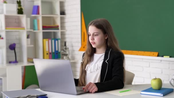 Удивительная Девочка Учится Онлайн Ноутбуком Классе Образование — стоковое видео