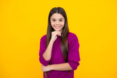 Sarı arka planda çocuk stüdyosu portresi. Çocukluk yaşam tarzı konsepti. Sevimli genç kız yüzü. Yakından.