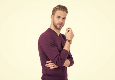 Düşünceli görünüşlü yakışıklı genç bir adam beyaz tenli, ciddi bir poz veriyor..