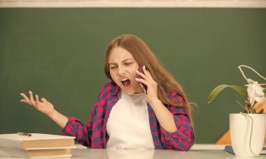 Pazarlık iletişimi. Çocuk telefonda konuşuyor. Klasik telefonu olan bir çocuk. Konuşma. Kızgın genç kız retro kıyafetler giyer. çocukluk.