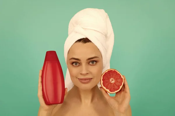 Gezicht Van Jonge Vrouw Handdoek Met Grapefruit Shampoo Fles Blauwe — Stockfoto