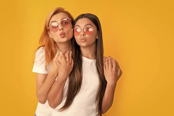 Beso Golpe Madre Hija Gafas Sol Belleza Moda Modelo Moda — Foto de Stock