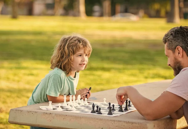 Счастливая Семья Отца Сына Мальчик Играет Шахматы Столе Парке Открытый — стоковое фото