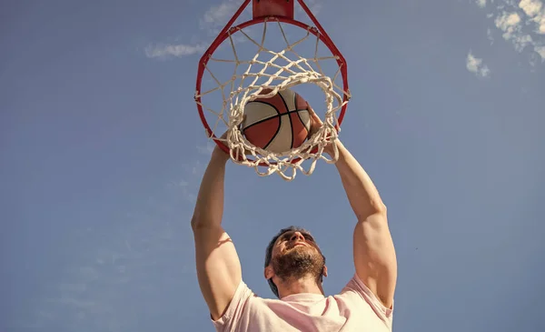 Smaç Basıldı Yaz Etkinliği Basketbol Topuyla Sahada Kazanan Adam Profesyonel — Stok fotoğraf