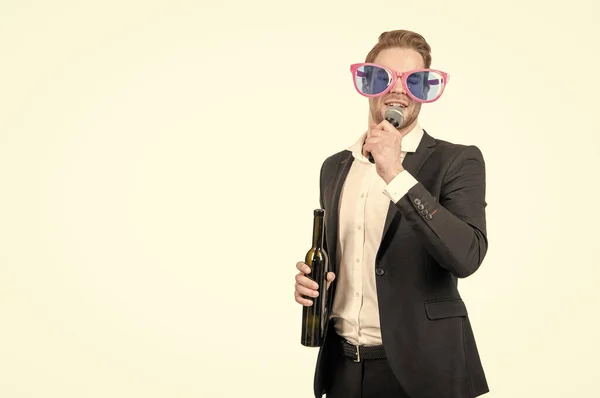 Maradj Nyugodt Karaoke Profi Férfi Énekel Mikrofonnak Éneklő Üzletember Borral — Stock Fotó