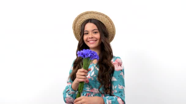 Cheerful Child Summer Straw Hat Hold Wildflower Flower Bouquet Holding — Stok video