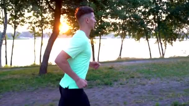 Athletischer Mann Sportbekleidung Der Fluss Freien Läuft Morgengymnastik — Stockvideo