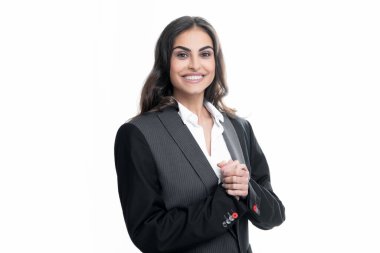 Mutlu gülümseyen kadın portresi. Çekici, hoş, neşeli, günlük giysiler içinde mutlu ve tasasız bir geçmişi olan bir genç kız.