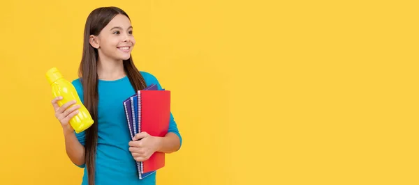 Happy Teen Girl Wuth School Notebook Making Notes Hold Water — Stockfoto