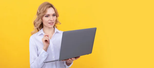 Busy Businesswoman White Shirt Work Online Laptop Yellow Background Entrepreneur — Zdjęcie stockowe