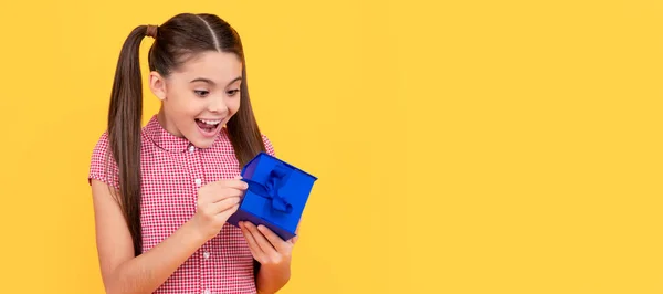 Child Girl Gift Surprised Child Hold Gift Box Yellow Background — Zdjęcie stockowe