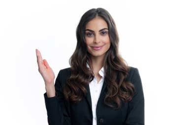 Kadın fotokopi alanını işaret ediyor, kopyalama alanını gösteriyor. Promosyon, reklam içerikli jest gösteren kız, elle tavsiye edilen ürünü işaret ediyor. İzole edilmiş arkaplan