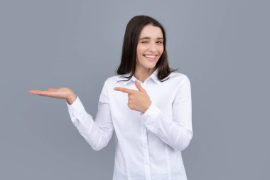 Kadın fotokopi alanını işaret ediyor, kopyalama alanını gösteriyor. Promosyon, reklam içerikli jest gösteren kız, elle tavsiye edilen ürünü işaret ediyor. İzole edilmiş arkaplan