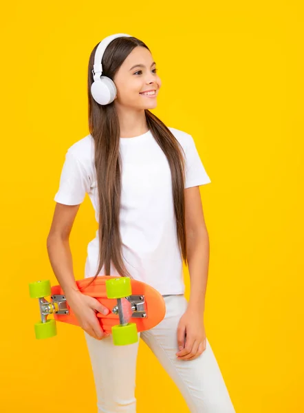 Teen Girl Anni Con Skateboard Sfondo Studio Fresco Adolescente Moderno — Foto Stock