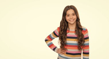 Mutlu okul çağındaki kız çocuk gülümsemesi çizgili süveter içinde, beyaz izole edilmiş, kız.