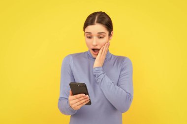 Şok kız akıllı telefondan SMS okuyor, internetten alışveriş yapıyor..