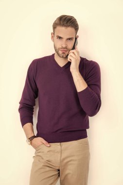 Gayri resmi moda tarzı konuşan, cep telefonuyla konuşan, beyaza izole edilmiş, sohbet eden....